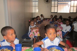Pequeños de 5 y 7 años reciben su almuerzo en el comedor de la Escuela Joao Cáffaro, en el barrio Engenho Velho de la ciudad de Itaboraí, estado de Río de Janeiro, Brasil.