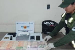 Personal de Gendarmería en el chequeo del material secuestrado. Crédito: El Litoral.