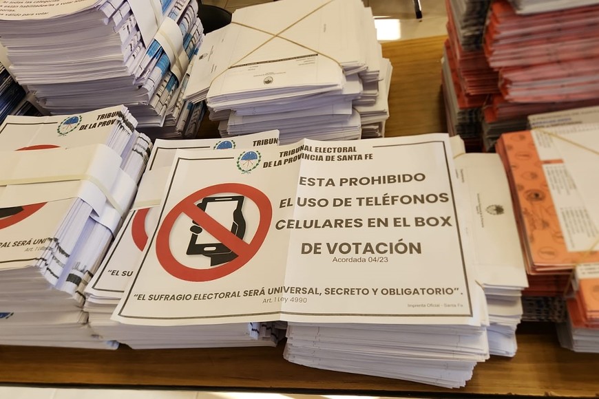 El Tribunal Electoral reforzó la campaña de concientización sobre la prohibición de uso de celulares durante la votación. Para el frente Juntos, ello resulta "insuficiente".