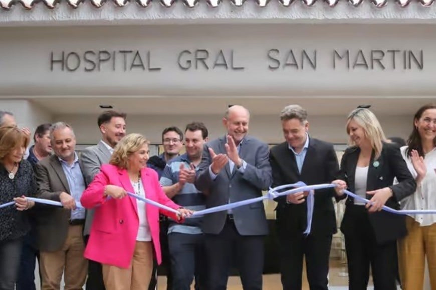 Inauguración del remodelado hospital de la ciudad de Firmat, con presencia de autoridades provinciales y locales.