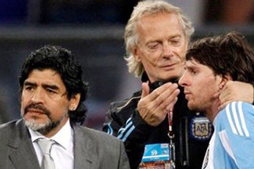 Una foto que es todo un símbolo. En el Mundial de Sudáfrica, Signorini junto a Messi y Maradona.
