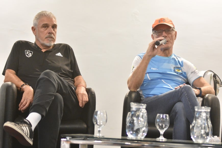 El PF histórico de Maradona y la selección, que forma parte del cuerpo de trabajo de la escuela Menotti, junto a su amigo y campeón del mundo, Rubén Rossi, durante la charla que dieron en Festram, organizada por Barrio 88 ante una gran cantidad de asistentes. Créditos: Manuel Fabatía