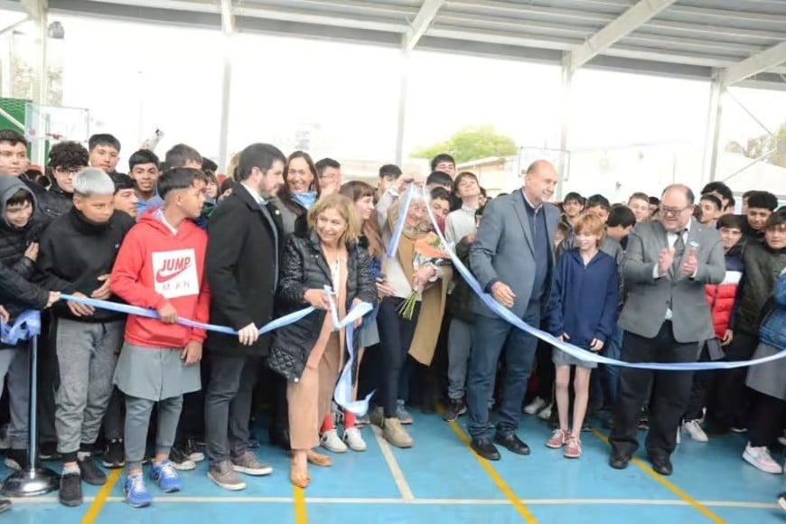 Corte de cintas, con el gobernador Perotti, en la reciente inauguración del polideportivo del Colegio Industrial.