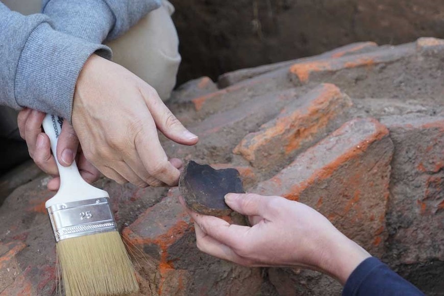 Restos de vasijas y otras piezas empezaron a emerger tras los trabajos investigativos. Crédito: Fernando Nicola