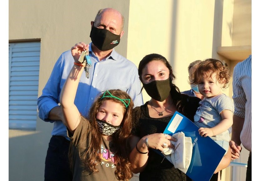 En el área de hábitat, se realizaron y realizan un total de 4.742 viviendas en todo el distrito rosarino.