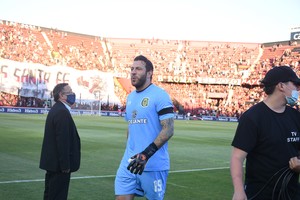 Lo quieren a "Fatu". Una de las tantas visitas de Jorge Broun al Cementerio de los Elefantes, recibiendo el cariño del pueblo sabalero que baja de las tribunas. Crédito: Manuel Fabatía