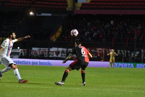 Todas las fichas al "6". Paolo, junto al "Facu" Garcés, dos verdaderas murallas en rojo y negro en la defensa de Colón. Hay chances que Goltz llegue al partido del viernes que viene contra Rosario Central. Crédito: Manuel Fabatía