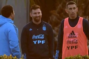 Los "veteranos". La Selección Argentina, con Messi y Di María, comienza el camino hacia el Mundial 2026 contra Ecuador en el Más Monumental con el título de campeón del mundo.