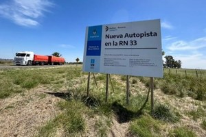 Cruel, en el cartel, quedó sólo el anuncio de una obra clave para una vasta región que clama por ella. Foto: EL