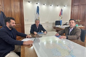 El ministro de Economía provincial, Walter Agosto, el subsecretario de Contrataciones y Gestión de Bienes, Gabriel Di Pangrazio y el secretario de Proyectos de Inversión, Claudio Vissio.