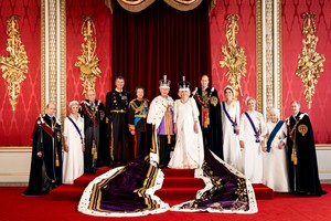 Los reyes Carlos y Camila rodeados por la familia real británica en un retrato oficial por la coronación. Foto: vía Reuters.