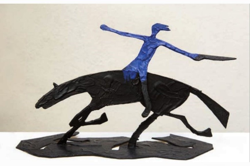 Juan Pablo Renzi: “Jinete azul” (1984), cartón, madera y resinas epoxi esmaltadas.