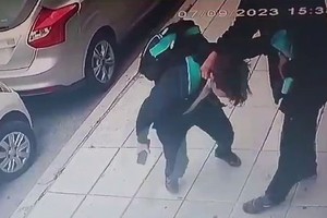 El niño forcejeó duramente con el delincuente, que finalmente debió desistir de sus intenciones de robo.