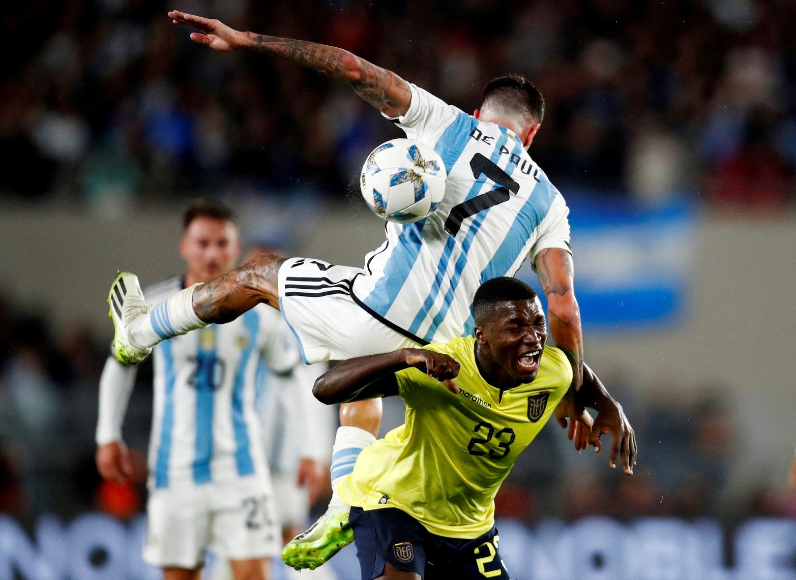 Rodrigo De Paul se apoya en la espalda de  Moises Caicedo. Primera fecha eliminatoria 2026. 