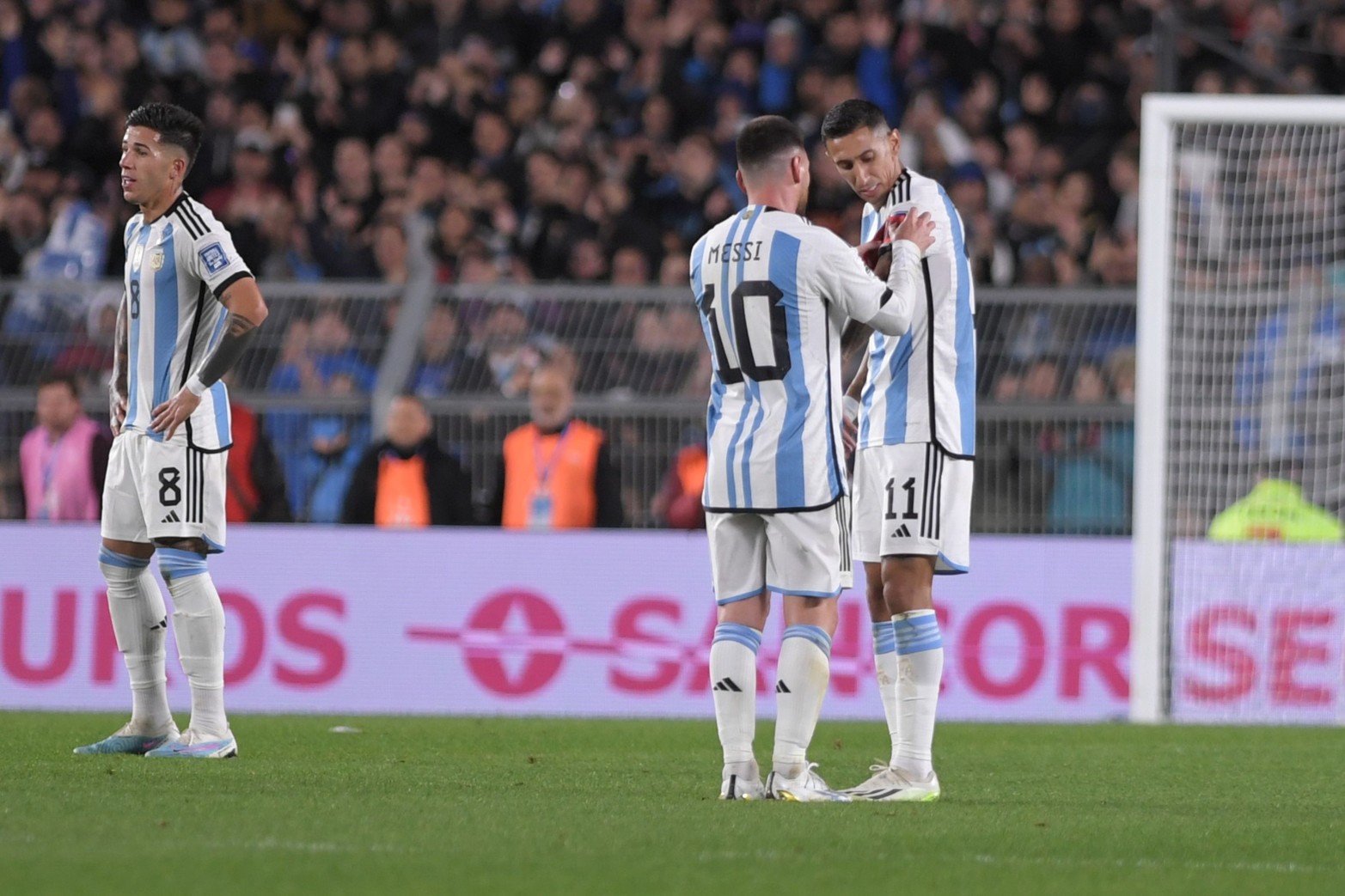 Cinta de Capitán. Lionel Messi le pasa la insignia a Ángel Di María.
