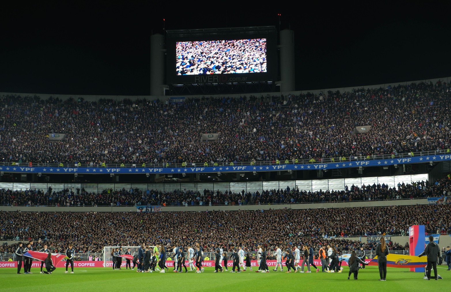 Así fue la salida de los equipos con el estadio repleto de hinchas.