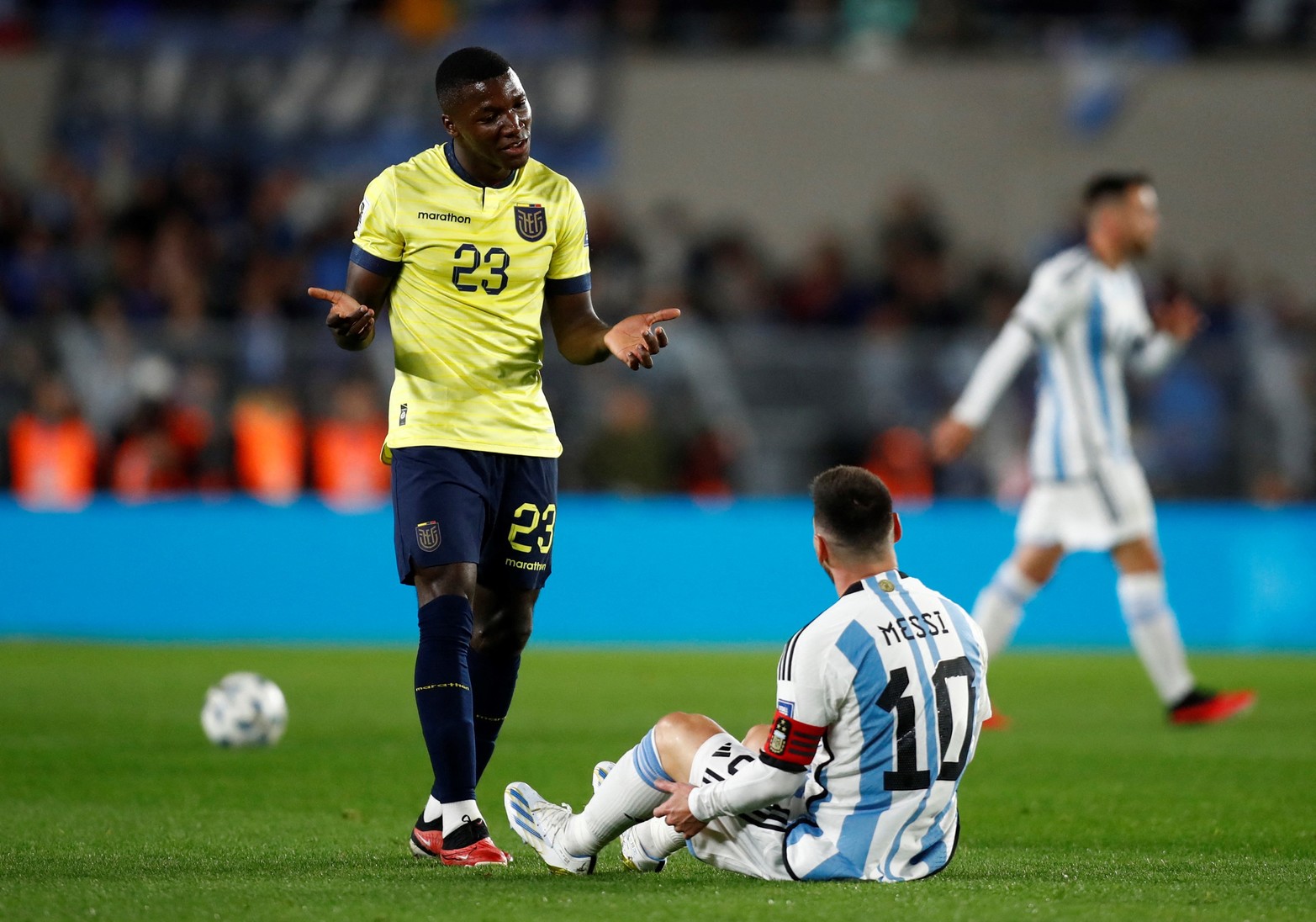 Mosies Caicedo le intenta explicar a Messi que no fue foul. Primera fecha eliminatoria 2026.