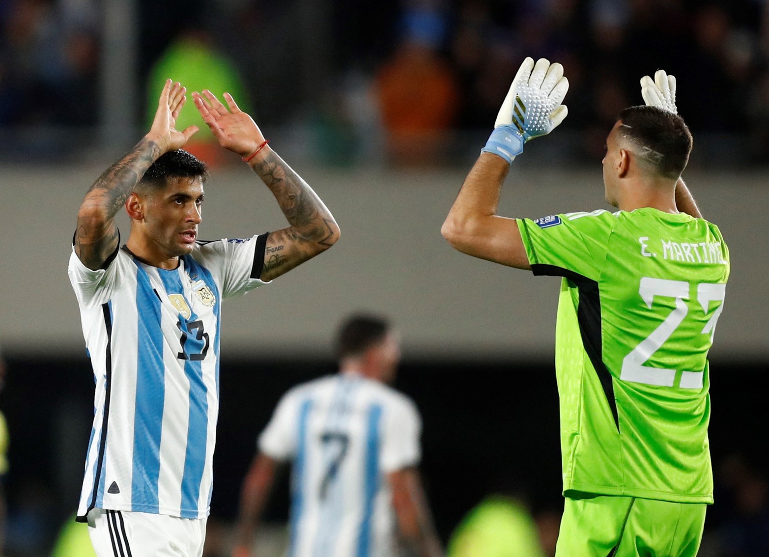 Cristian Romero la gran figura de la cancha saluda a Emiliano Martínez. 