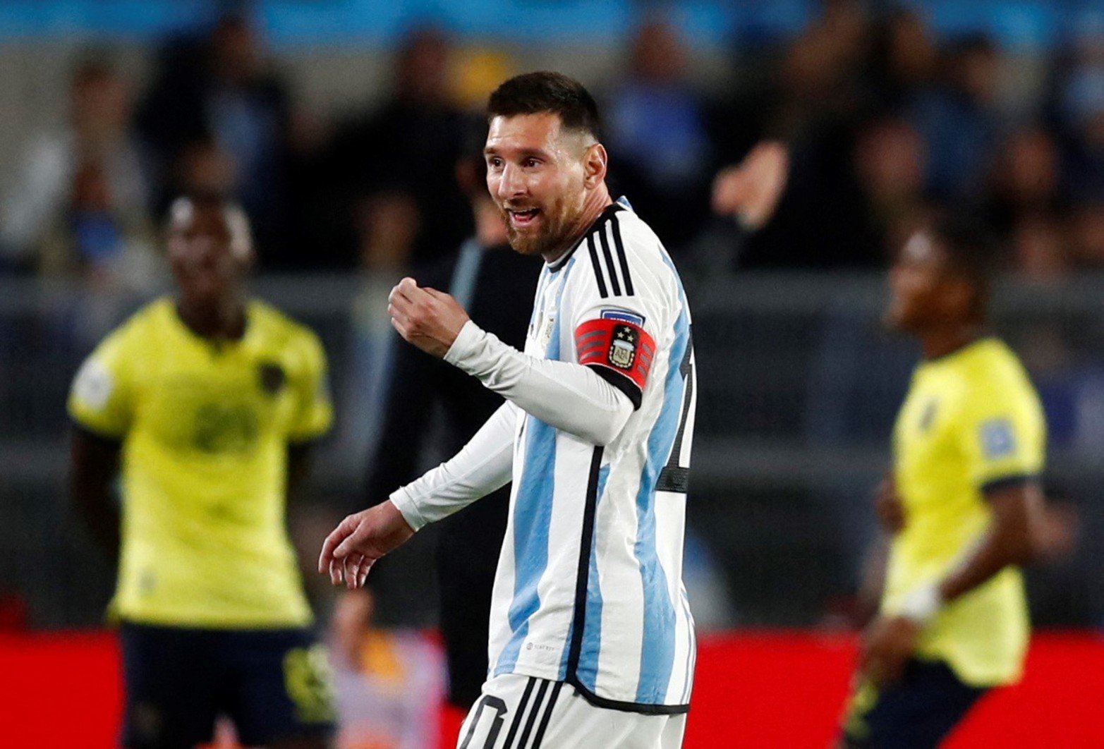 ¿Qué cobraste? parece decir Lionel Messi. Primera fecha eliminatoria 2026.