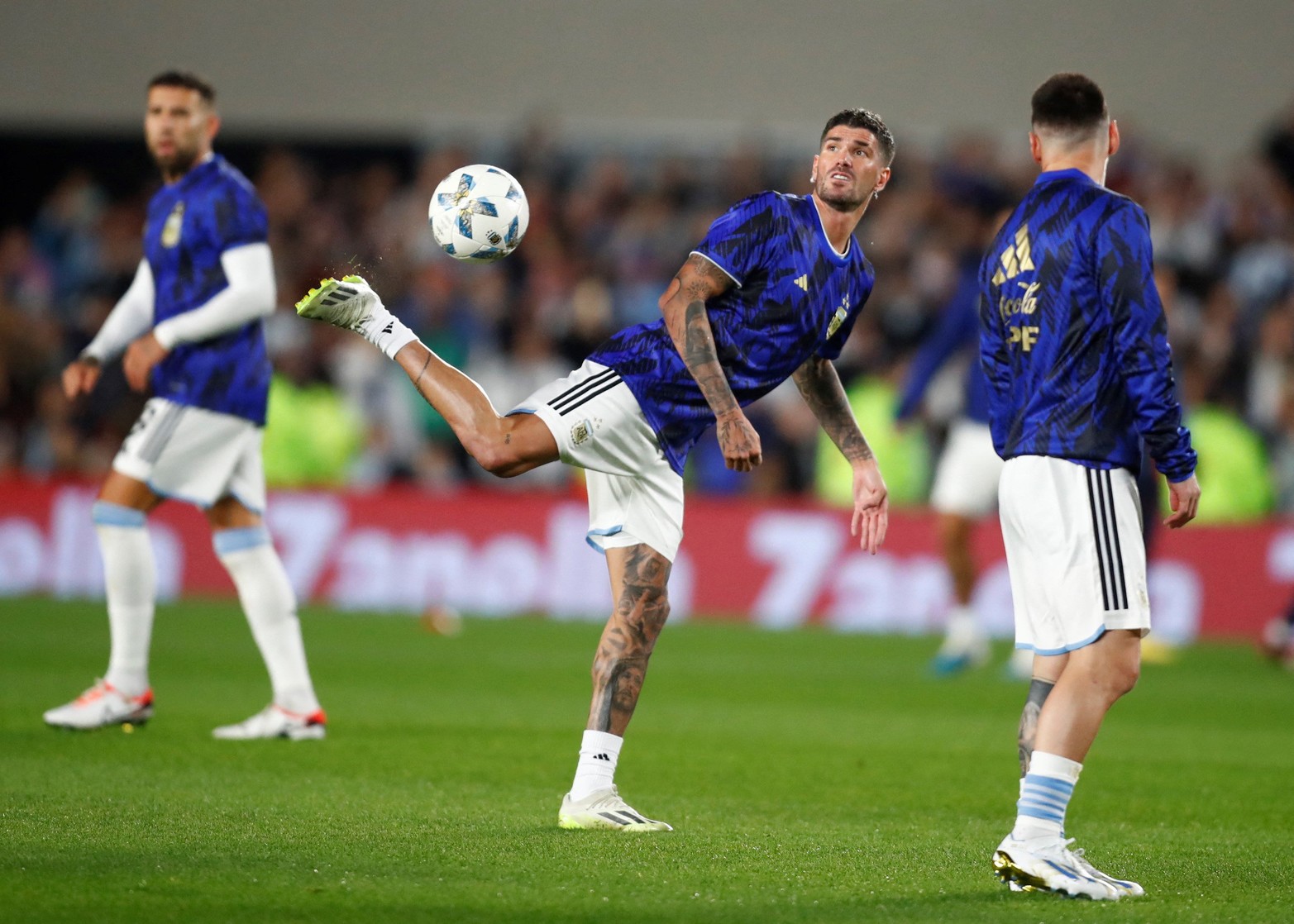 Volver a jugar por los puntos. Rodrigo De Paul ensaya un taco en la previa. 