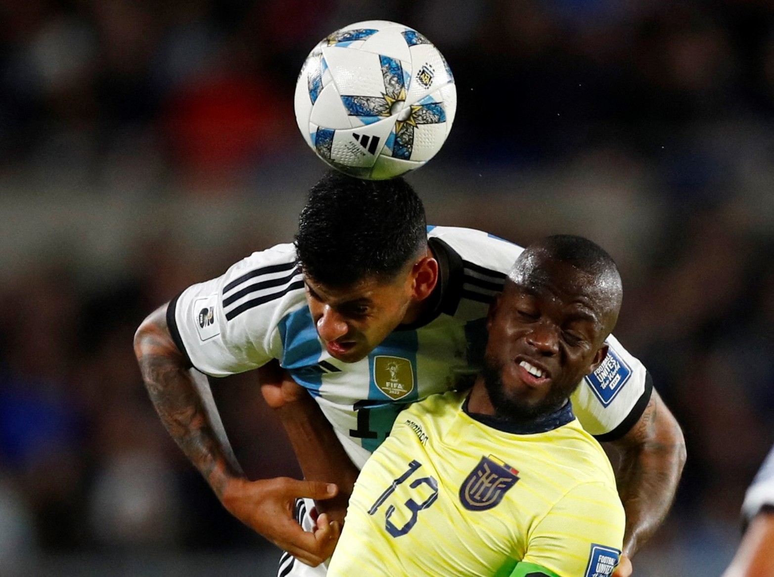 Cristian "Cuti" Romero, la gran figura de la cancha,  le gana a Enner Valencia. 