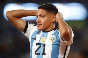 Nahuel Molina sufrió un desgarro en los minutos finales del partido entre Atlético de Madrid y Celta de Vigo por LaLiga de España y encendió otra señal de alarma en la Selección Argentina. Foto: REUTERS / Agustin Marcarian.