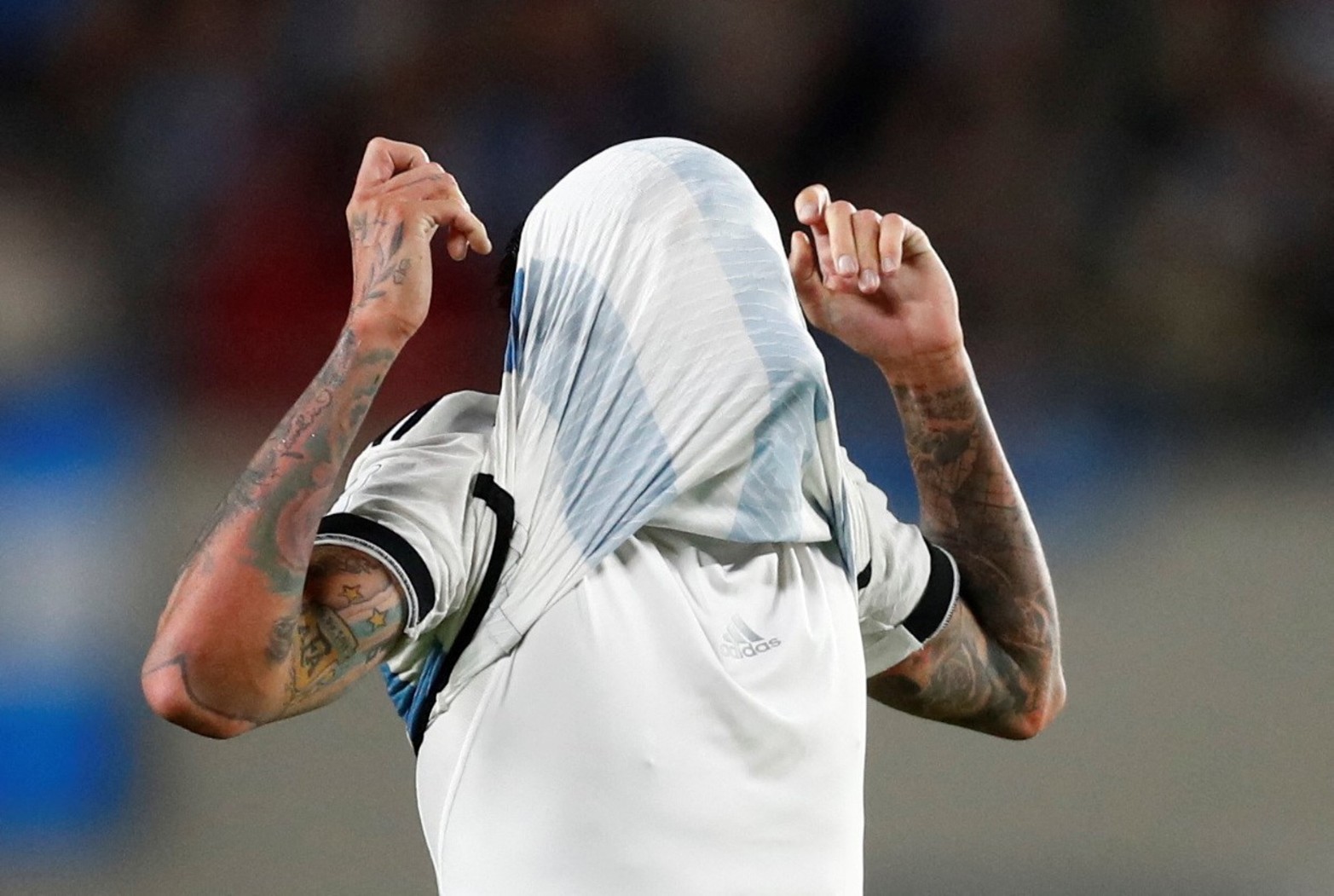 Rodrigo De Paul se lamenta uno de los goles errados por Argentina. Primera fecha eliminatoria 2026.