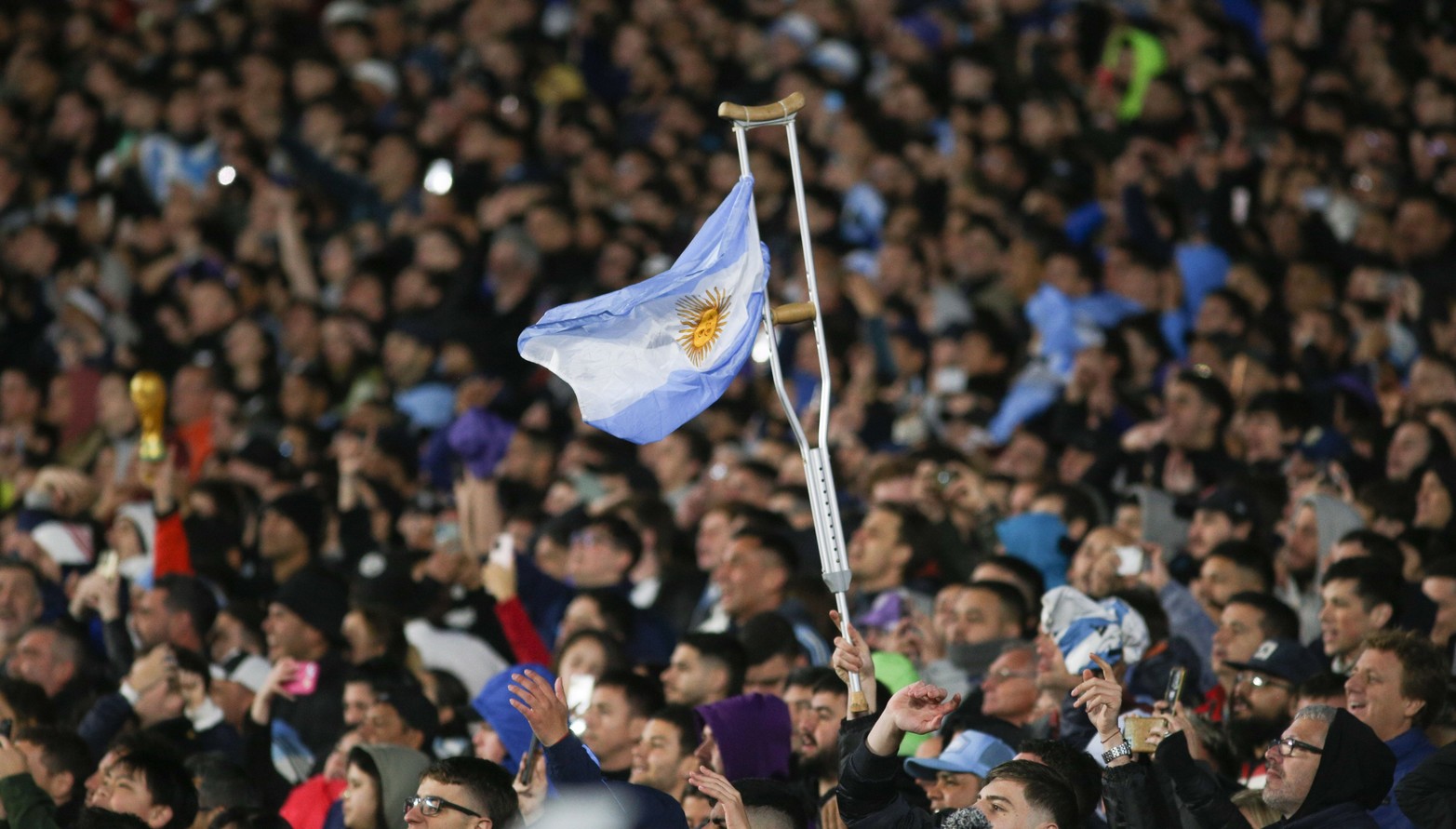 A flamear la bandera Argentina, con lo que se tenga a mano.