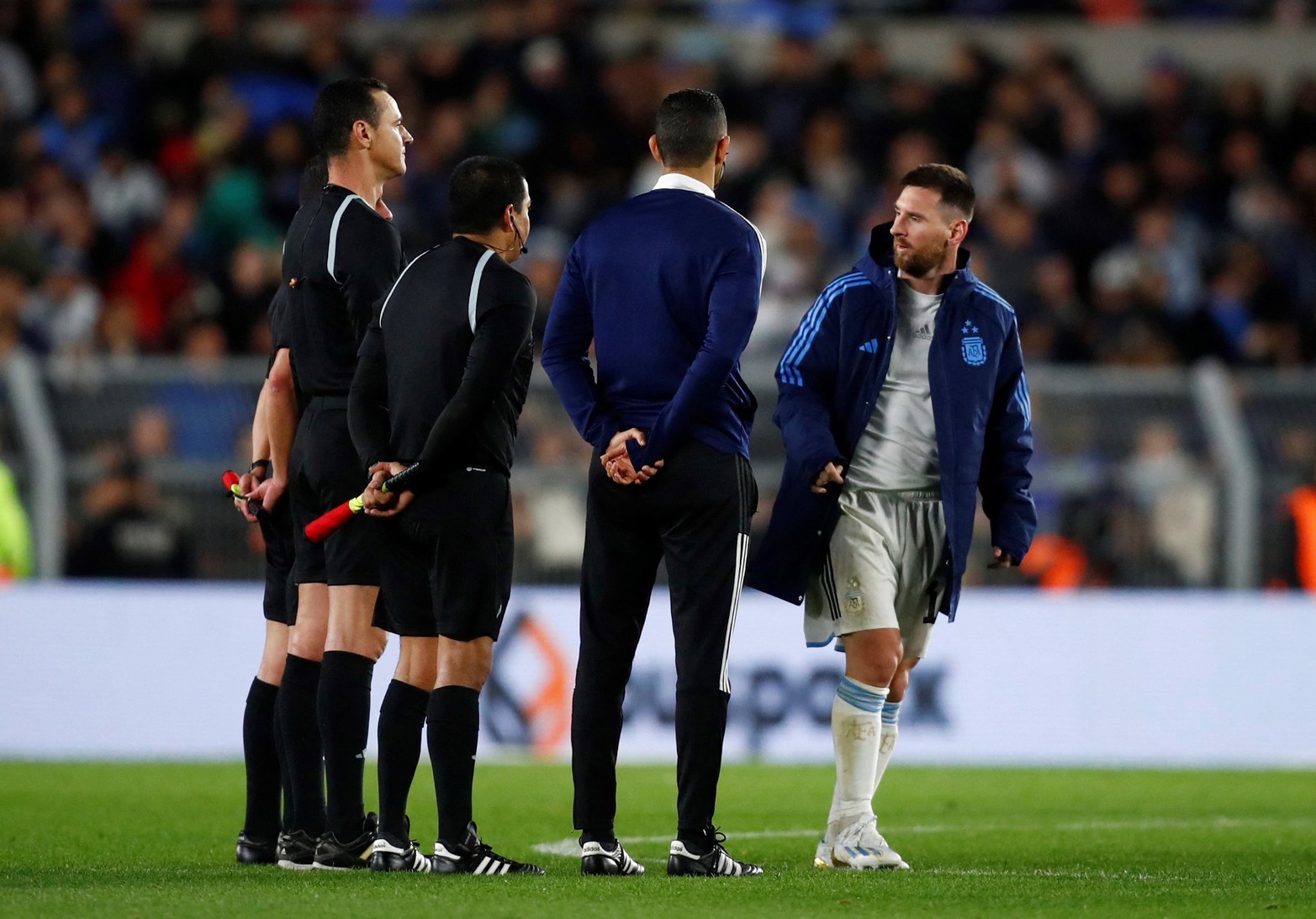 Lionel Messi, saluda a los referís del encuentro. Primera fecha eliminatoria 2026.