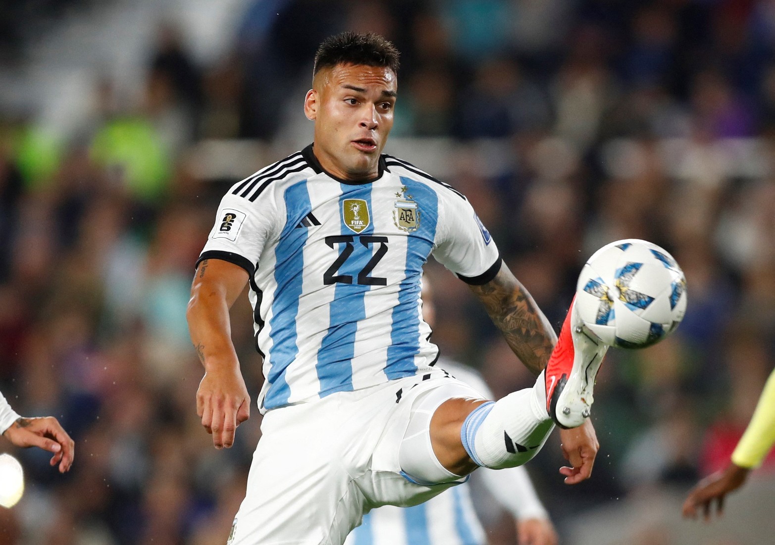 Lautaro Martinez intenta parar la pelota. Primera fecha eliminatoria 2026.