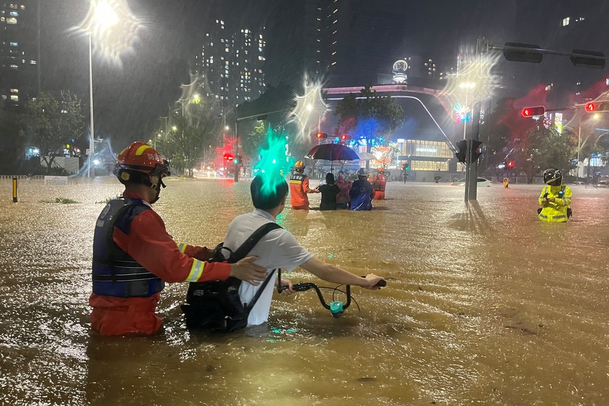 (230908) -- SHENZHEN, 8 septiembre, 2023 (Xinhua) -- Imagen del 7 de septiembre de 2023 de bomberos trasladando a residentes varados, en el distrito de Longgang de Shenzhen, en la provincia de Guangdong, en el sur de China. Una tormenta extremadamente fuerte ha afectado a Shenzhen desde el jueves por la noche, de acuerdo con el buró meteorológico municipal.  (Xinhua/Wei Weijia) (rtg) (ra) (vf)
