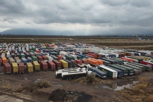Ya son unos 10.000 camiones los que esperan que se vuelva a abrir el Túnel Cristo Redentor. Crédito: Télam.