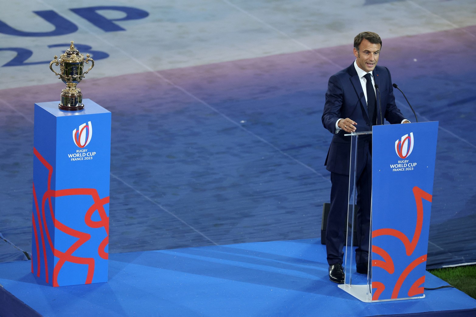 El presidente francés, Macron, junto al trofeo. 