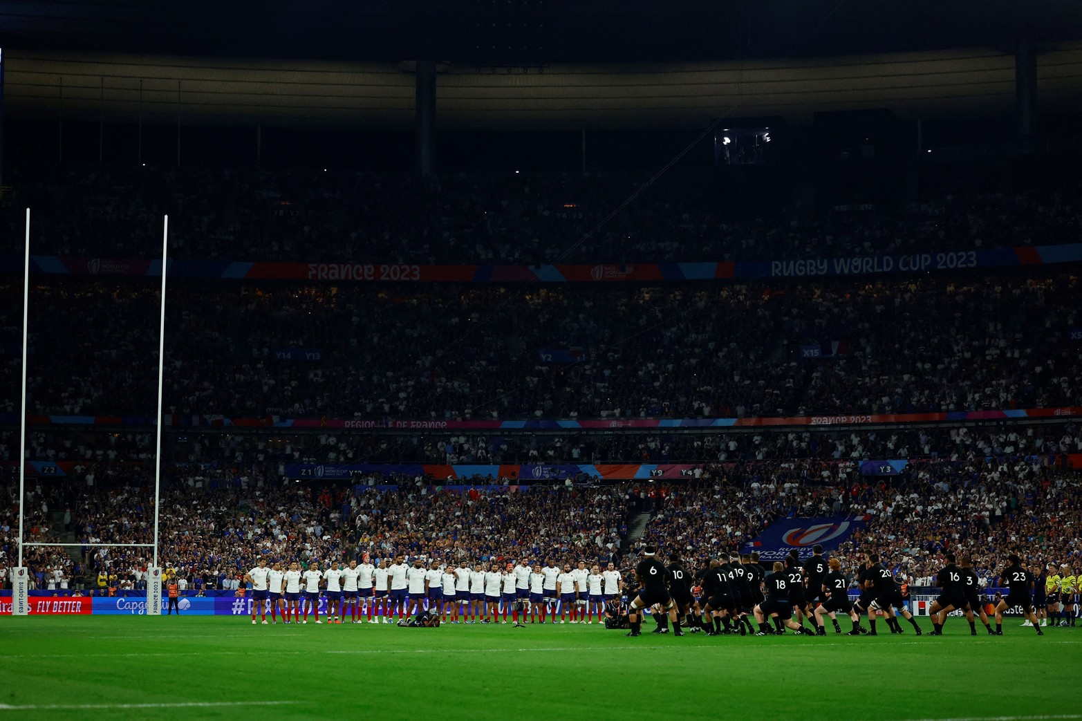 Estadio lleno para ver un momento épico: el haka de Nueva Zelanda. 