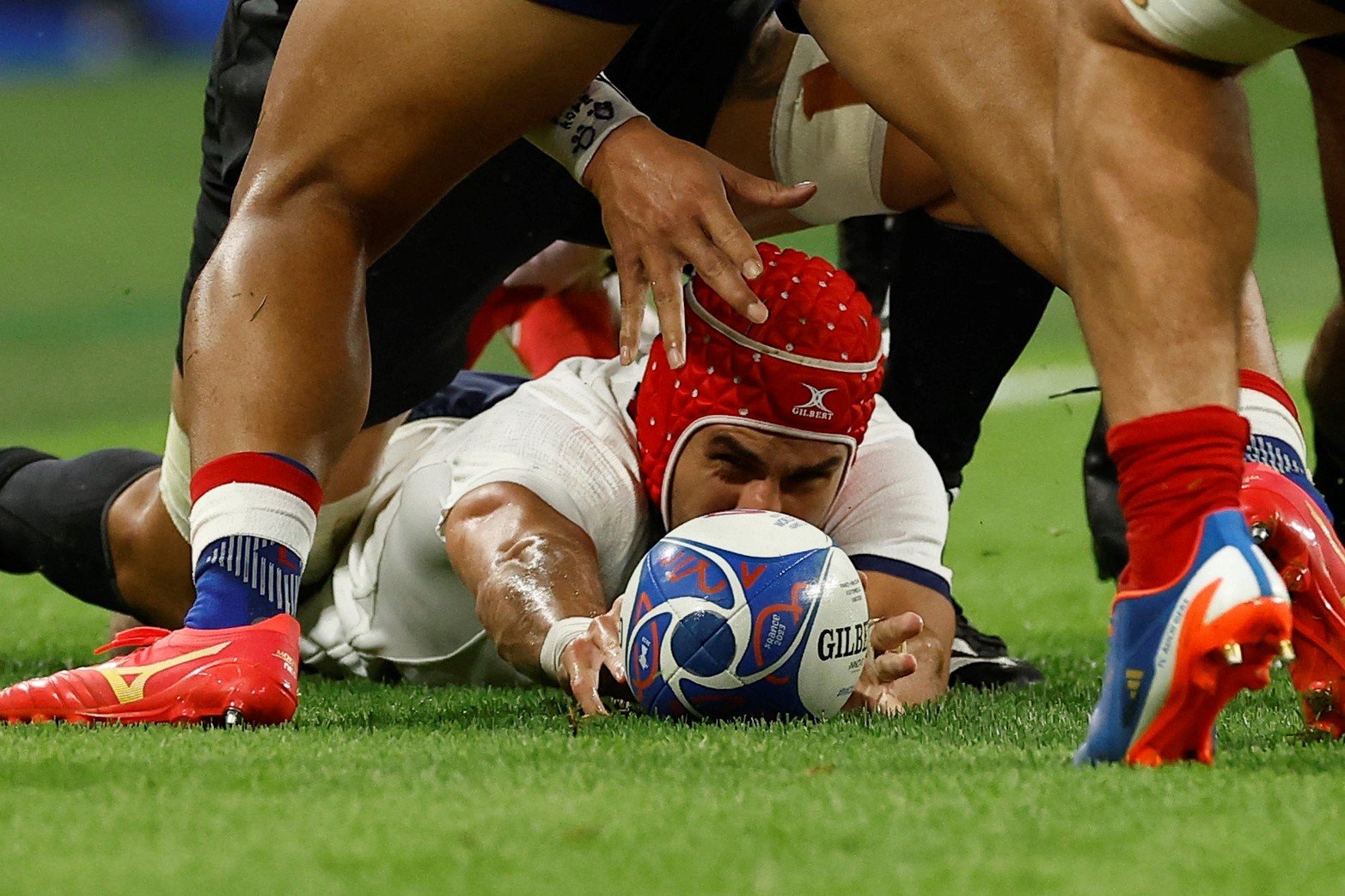 El galo Gabin Villiere a puro esfuerzo en una instancia del partido. 