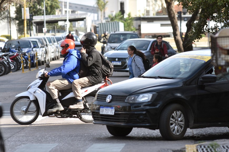 Motos, taxis, autos particulares y peatones. Es complejo lograr una coexistencia pacífica y ordenada en el ecosistema vial de la ciudad. Crédito: Pablo Aguirre.