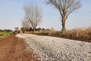 El proyecto comprende ocho trazas que suman un total de 11.810 metros, beneficiando a productores apícolas con 300 colmenas; 549 hectáreas agrícolas; 1.593 hectáreas ganaderas; 361 cabezas de ganado bovino de carne; 1.988 cabezas bovinas de leche en 11 tambos, que producen 12.269.475 de litros anuales de leche cruda.