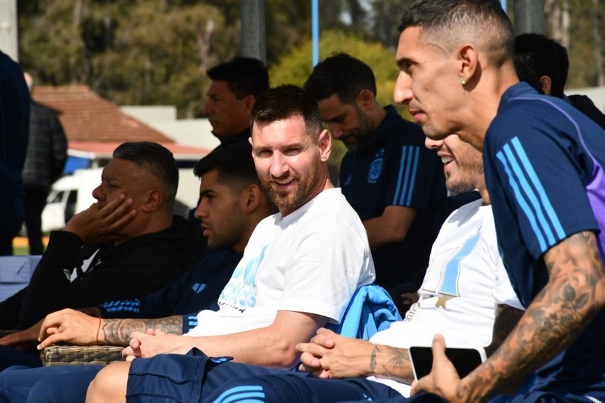 Lionel Messi viendo en acción el partido ante Bolivia.