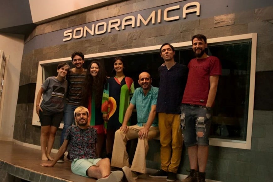 En el estudio Sonorámica: Aldana Mestre (fotógrafa y puestista visual), Luciano Stizzoli (piano, sintetizadores y coros), Bertolino voz y composición), Pilar Ferrando (violoncello, bajo eléctrico y coros), Franco Bongioanni (arreglos, dirección musical, guitarra, programación y coros), Jorge Mockert (batería y percusión), Mati Medus (asistente de grabación) y abajo Juanito El Cantor (ingeniero de grabación).