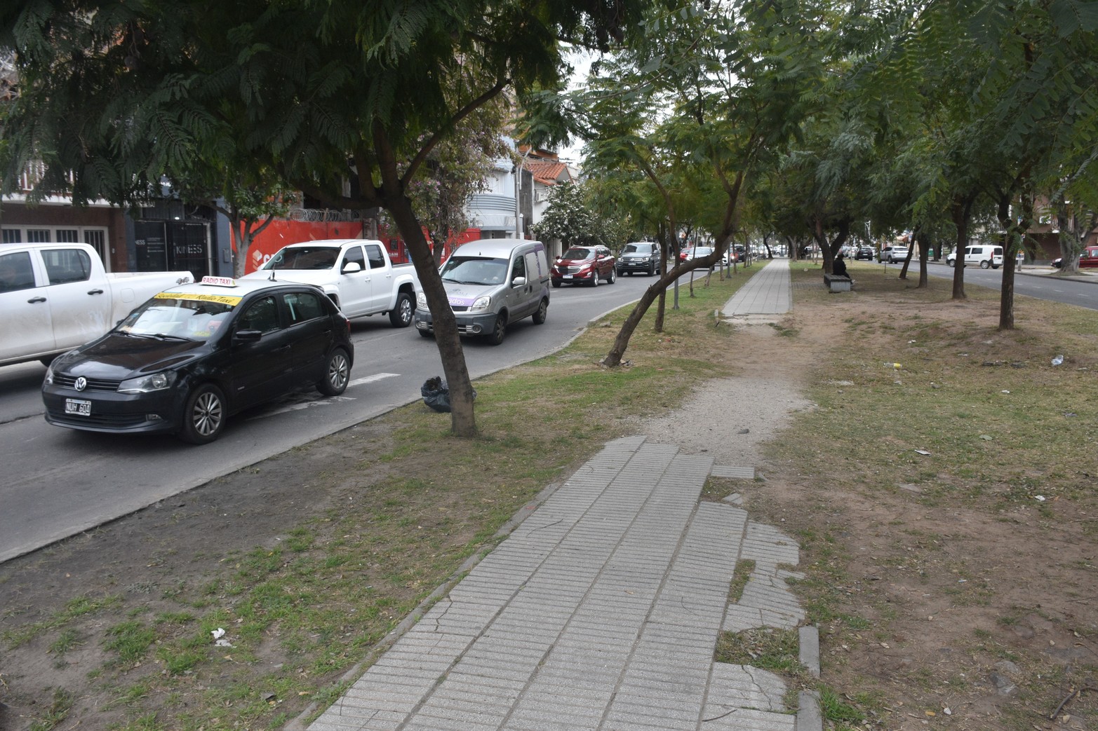 Un nuevo socavón? Otra vez se está produciendo un hundimiento en la esquina de Boulevard Pellegrini y Urquiza. Aguas Santafesinas licitará una vez más la reparación de la calzada. Piden precaución al transitar por el lugar. Foto: Flavio Raina