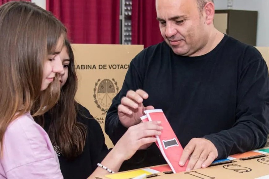 Müller de 47 años, dejó un mensaje en sus redes sociales minutos después de emitir su voto. “Esperanza tiene mucho potencial y ejercer el derecho a votar es el primer paso para empezar a construir juntos las ciudad que queremos".