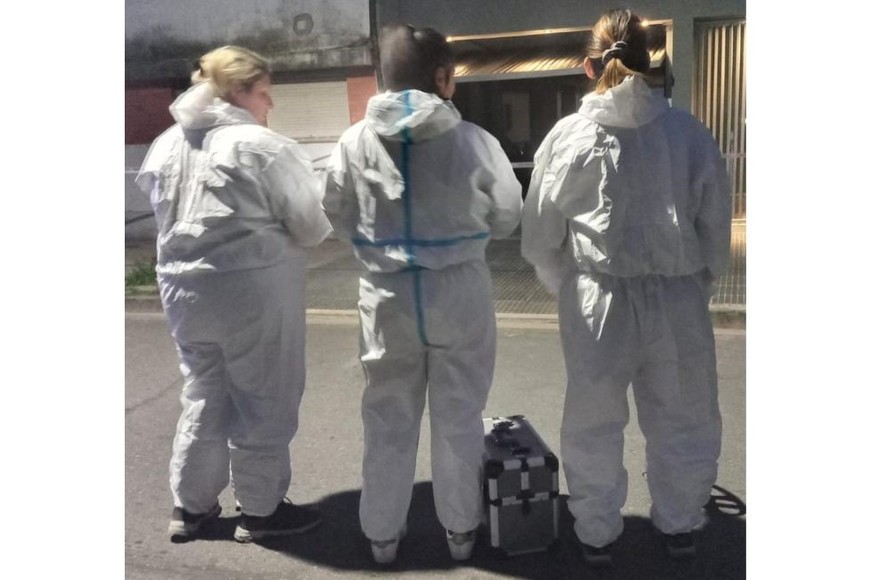 Personal de Criminalística y Forense de la AIC trabajó en el lugar. Crédito: El Litoral.