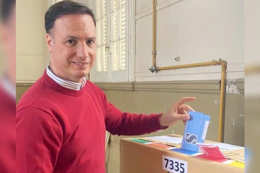 El senador votó en la Escuela N° 206 “Rosa Turner de Estrugamou”.