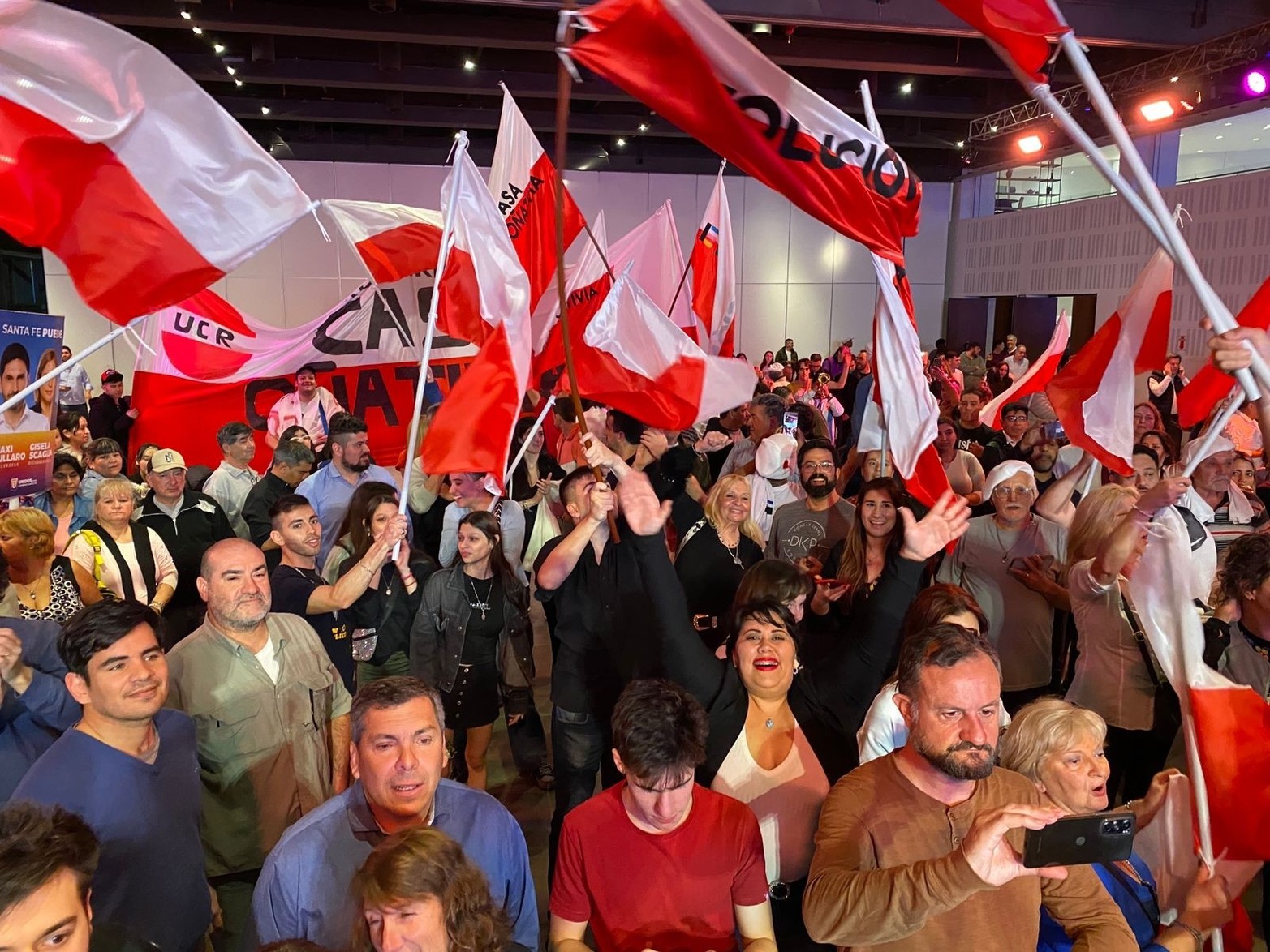 Maximiliano Pullaro, de Unidos para Cambiar Santa Fe, se impuso por casi 30 puntos ante el candidato de Juntos Avancemos, Marcelo Lewandowski.