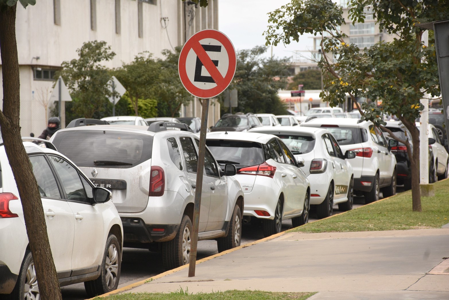 Estacioná donde quieras. El estacionamiento en las calles del Puerto de Santa Fe es un descontrol. Los conductores estacionan sobre las veredas, en las rotondas y en otras zonas prohibidas. La convivencia con ciclistas y peatones se torna peligrosa. Avanzan en un convenio para que la municipalidad controle el tránsito en la zona. Foto: Guillermo Di Salvatore