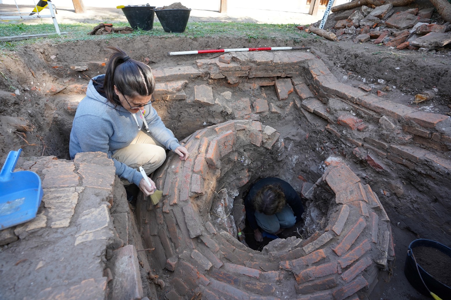 Basura antes, tesoros ahora. En un hallazgo que remite a los primeros años de nuestra ciudad, se trabaja en la excavación de un pozo ciego en las afueras del Museo Histórico, en lo que alguna vez fue el patio de la casa de los Diez de Andino. Este tipo de construcciones, una vez que se dejaban de usar, se rellenaban con basura y escombros.