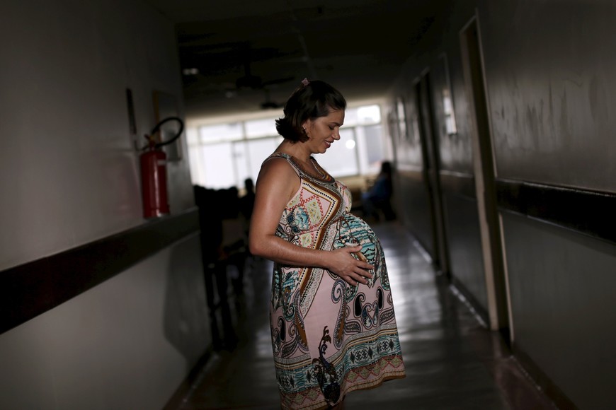 Juliana Gomes, who is eight months pregnant, poses for a picture at the IMIP hospital in Recife, Brazil, January 28, 2016. Juliana thinks that the birth of her daughter will be a personal victory. Zika infection has been linked to an unprecedented surge in Brazil of cases of newborns with shrunken heads and brain damage. The epidemic of microcephaly has made many Brazilians think twice about getting pregnant. REUTERS/Ueslei Marcelino brasil recife  brasil epidemia brote virus Zika control mujer embarazada embarazo embarazadas