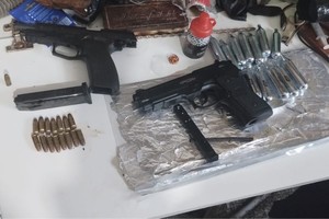 Algunas de las armas de fuego y las municiones que fueron secuestradas. Crédito: El Litoral.