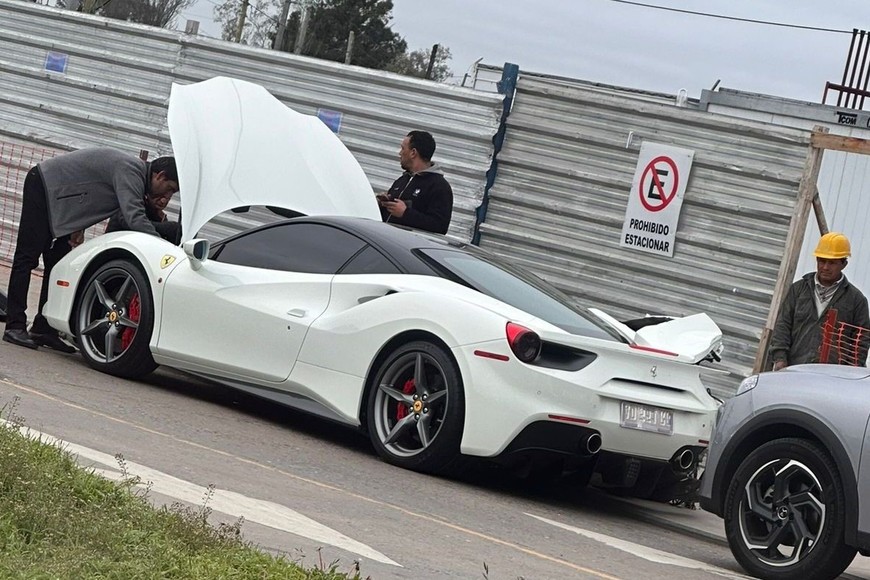 Un auto deportivo Ferrari 488 GTB fue embestido en la parte lateral trasera por otro vehículo.