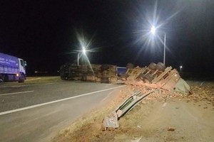 Un camión con leña quedó cruzado durante horas en la Autopista. Crédito: Unidad Regional XV de Policía.